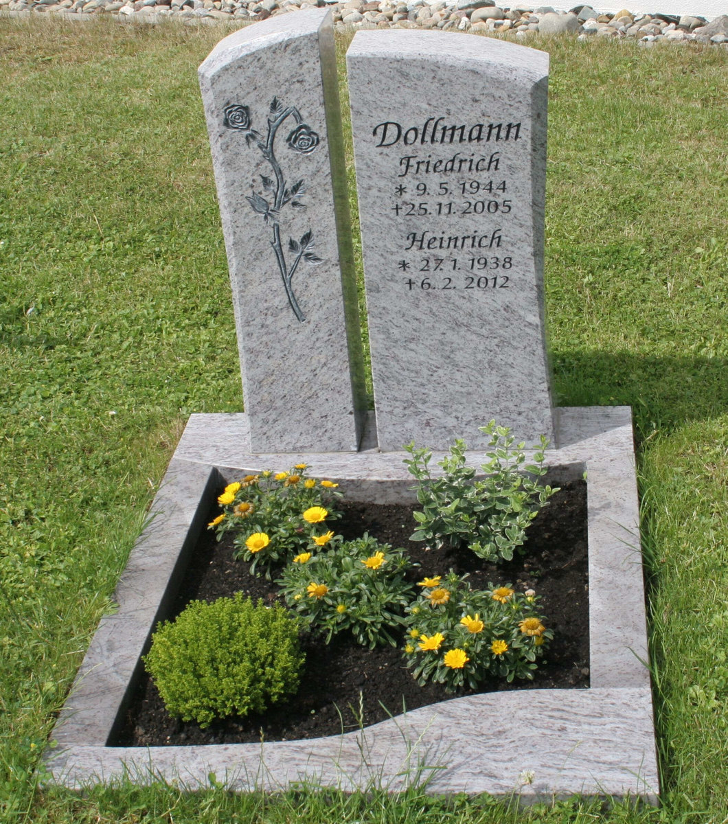 Urnengrab mit Denkmal von der Bildhauerei Wendt